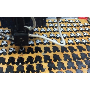 塑膠飾品點膠點漆